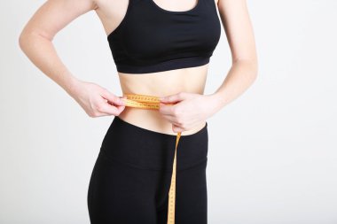 ölçme bant ile güzel bir genç kadın