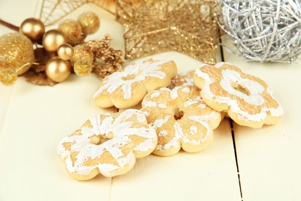 Biscotti di Natale e decorazioni su sfondo di legno a colori — Foto Stock