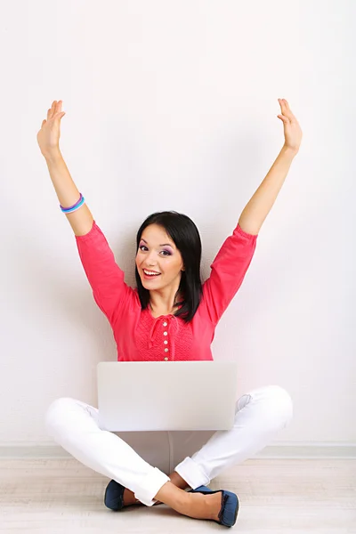 Mulher bonita sentada com notebook no quarto — Fotografia de Stock