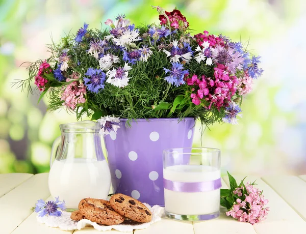 Mooi boeket in emmer op houten tafel op natuurlijke achtergrond — Stockfoto