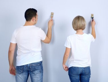 genç bir çift yenileme togethe yapıyor