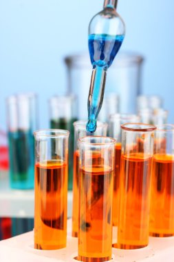Laboratuvar pipet renkli sıvı cam test tüpleri üzerinde damla ile yakın çekim