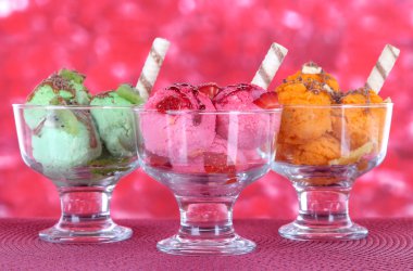 Tablo parlak zemin üzerine lezzetli dondurma