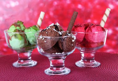 Tablo parlak zemin üzerine lezzetli dondurma