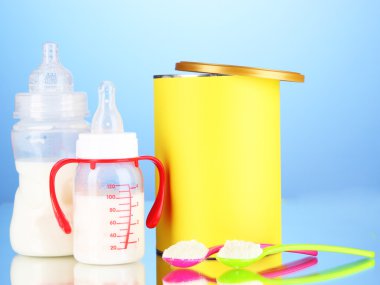 şişe süt ve gıda mavi zemin üzerine bebekler için