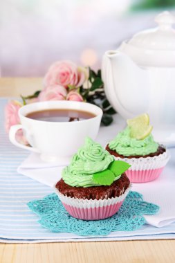 Oda arka plan üzerinde yemek masası üzerinde güzel kekler