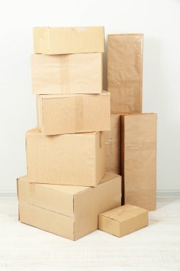 Odada farklı karton kutular