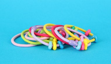 scrunchies mavi bir arka plan üzerinde