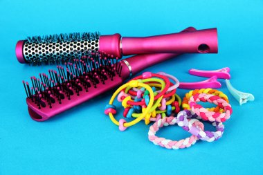 mavi bir arka plan üzerinde scrunchies, saç fırçası ve saç - klip