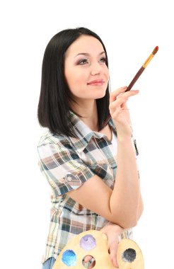 Fırçalar ve palet üzerinde beyaz izole iş, güzel bir genç kadın ressam