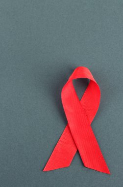 kırmızı kurdele HIV, AIDS gri arka plan üzerinde