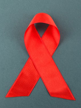 kırmızı kurdele HIV, AIDS gri arka plan üzerinde