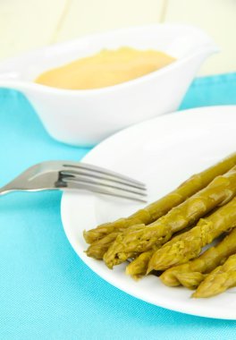 ahşap zemin üzerinde plaka üzerinde kuşkonmaz