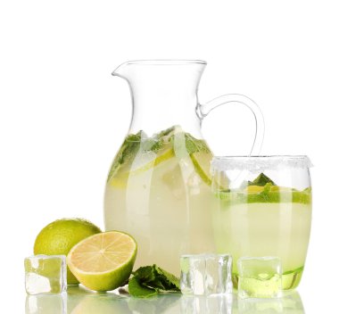 limonade in werper en glas geïsoleerd op wit