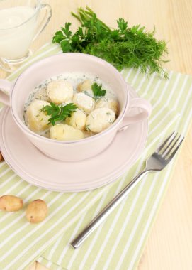 ekşi krema ve ahşap masa yakın çekim üzerinde tava otlar ile ihale genç patates