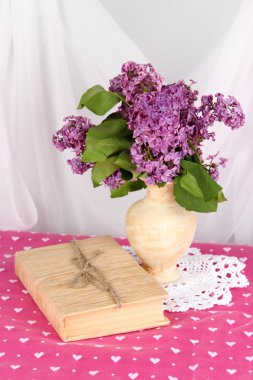 bileşimi lilacs parlak zemin üzerine ile