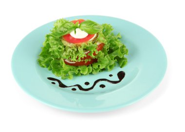 lezzetli kızarmış kemik iliği ve domates dilimleri ile salata yaprakları, üzerinde beyaz izole