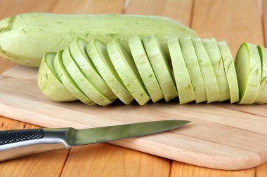 ahşap zemin üzerinde kesme tahtası üzerinde taze iliği