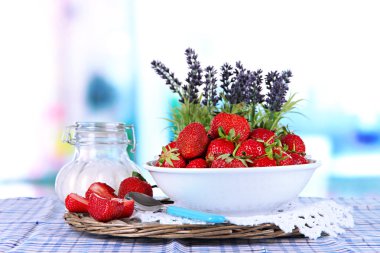 Tablo penceresinin arka plan üzerinde çilek plaka hasır üzerinde durmak