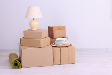 boş odada yere hareket kutuları
