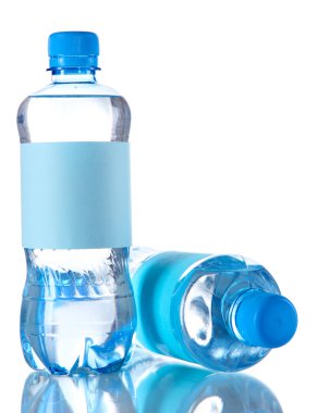 Beyaz üzerine izole su şişeleri