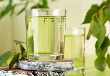 Huş ağacı sap yeşil ahşap masa üzerinde bardak