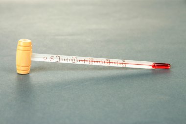 gri zemin üzerine şarap termometre