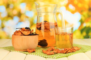 karışık kuru meyve kase ve doğal zemin üzerine ahşap masa üzerinde kurutulmuş meyve kompostosu