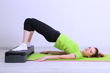 güzel bir genç kadın Step egzersizleri