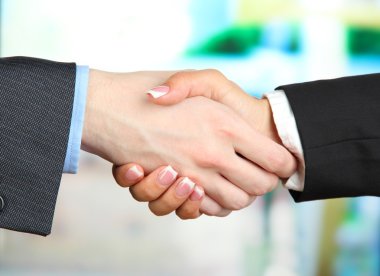 Parlak arkaplanda iş tokalaşması