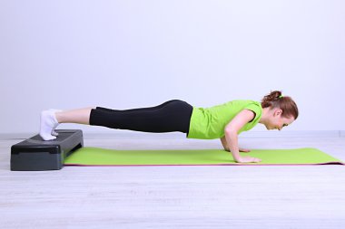 güzel bir genç kadın Step egzersizleri