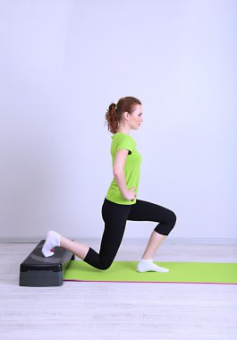 güzel bir genç kadın Step egzersizleri