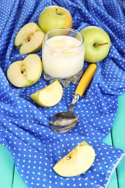 Delicioso yogur en vaso con manzana sobre mesa de madera —  Fotos de Stock