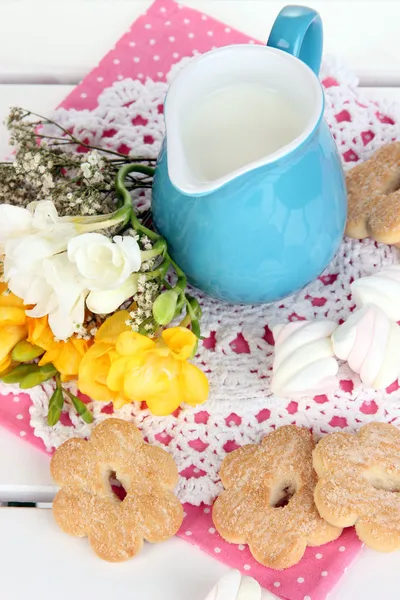 Beautiful composition of milk and cookies on wooden picnic table close-up — Stock Photo, Image