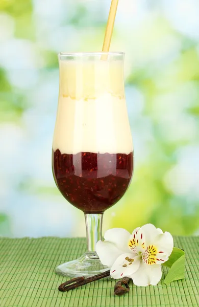 Délicieux smoothie aux fruits sur fond lumineux — Photo