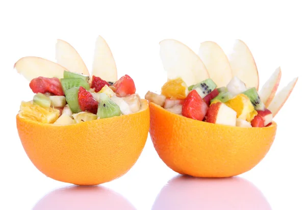 Ensalada de frutas en naranja ahuecada aislada sobre blanco — Foto de Stock