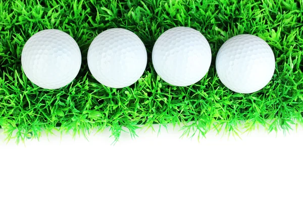 Golf topları üzerinde beyaz izole çimenlerin üzerinde — Stok fotoğraf