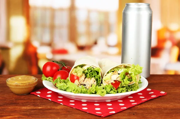 Kebab - grilled meat and vegetables, on plate, on wooden table, on bright background — Stock Photo, Image