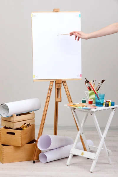 Рисование краски на постном белом листе в комнате — стоковое фото