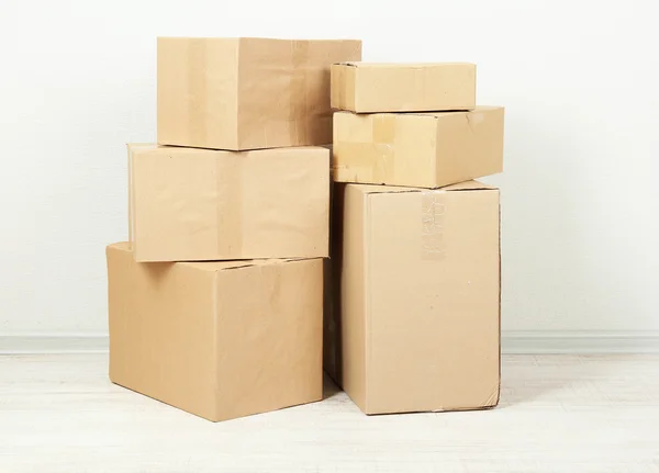 Различные картонные коробки в номере — стоковое фото