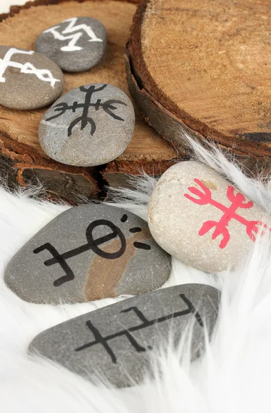 Fortuna diciendo con símbolos en piedras sobre fondo de piel blanca —  Fotos de Stock