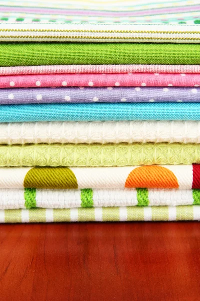 Кухонные полотенца, на деревянном фоне — стоковое фото