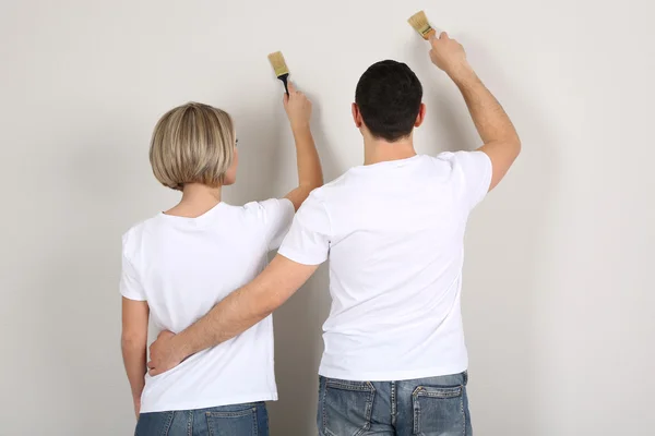 Jovem casal fazendo renovação juntos — Fotografia de Stock