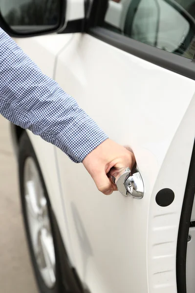 Człowiek ręcznie, otwierając drzwi samochodu, z bliska — Zdjęcie stockowe