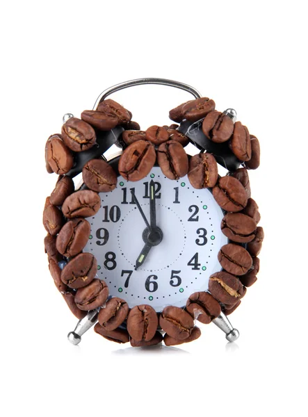 Reloj despertador de granos de café aislados en blanco —  Fotos de Stock