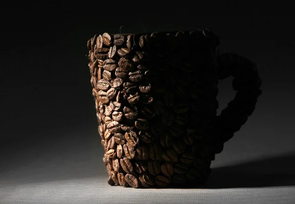 Siyah arka plan üzerine kahve çekirdekleri fincan — Stok fotoğraf