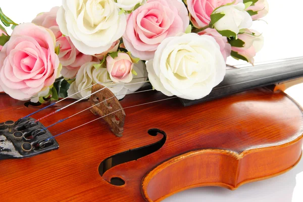 Violín clásico con flores de cerca — Foto de Stock