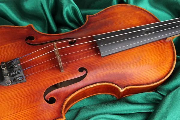 Классическая скрипка на тканевом фоне — стоковое фото