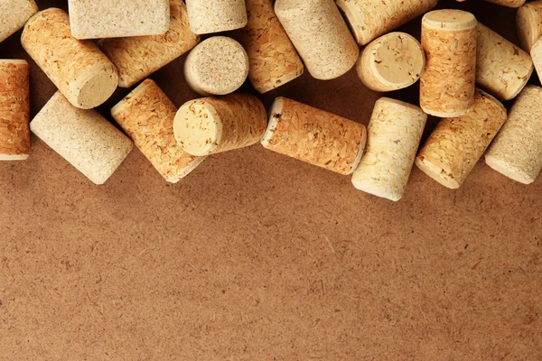 Rolhas de vinho em fundo de madeira — Fotografia de Stock