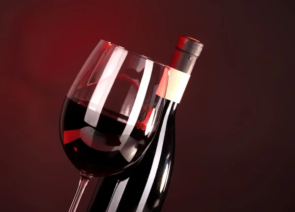 ワインは暗い背景にガラスとワインのボトルのクローズ アップ — ストック写真